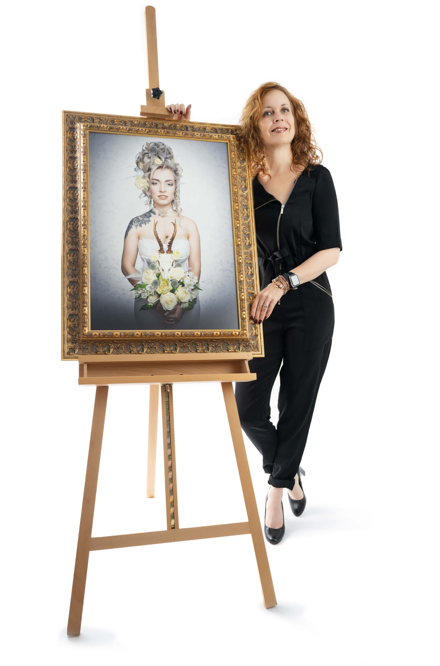 Fotograf Isabel Engelmann von Engelmann Photographie mit Fine Art Print aus der Serie Jagdtrieb. Albeda mit Goldrahmen.