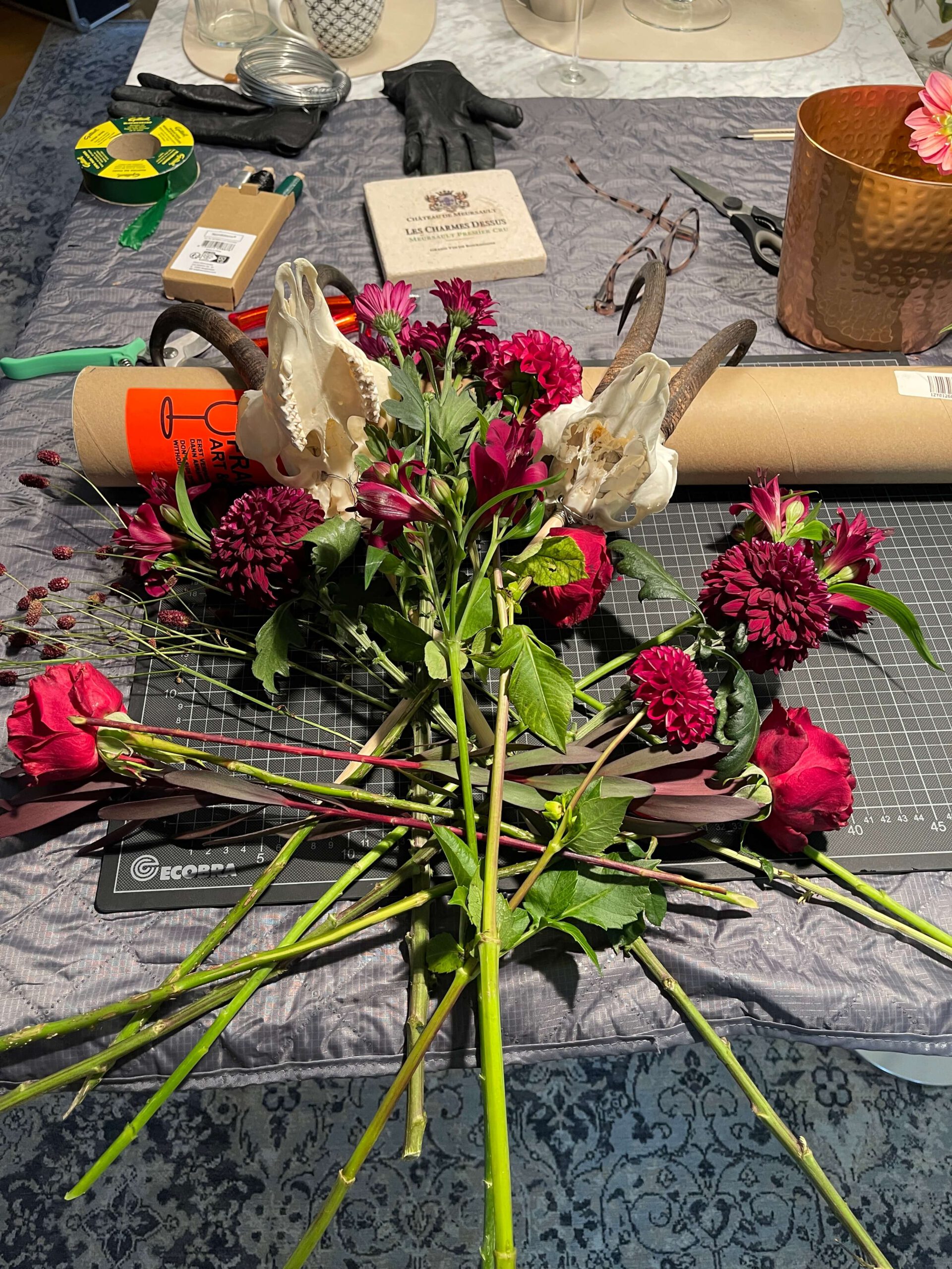 Beim Blumenbinden für das rote Bild der Serie Jagdtrieb