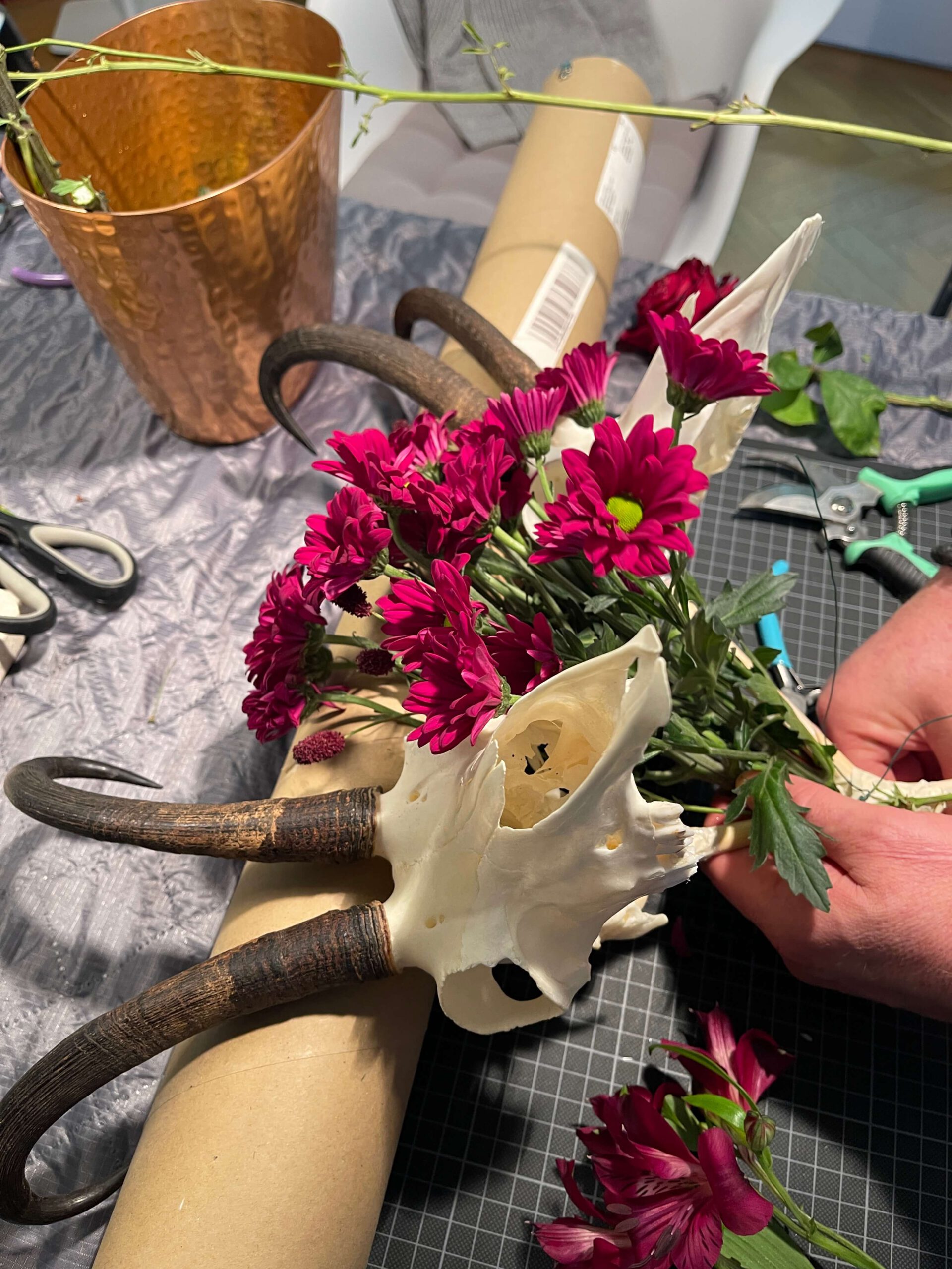 Beim Blumenbinden für das rote Bild der Serie Jagdtrieb