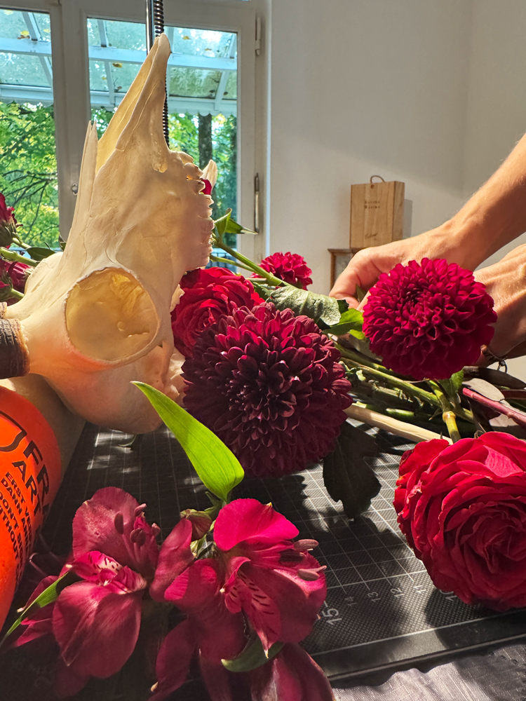 Beim Blumenbinden für das rote Bild der Serie Jagdtrieb