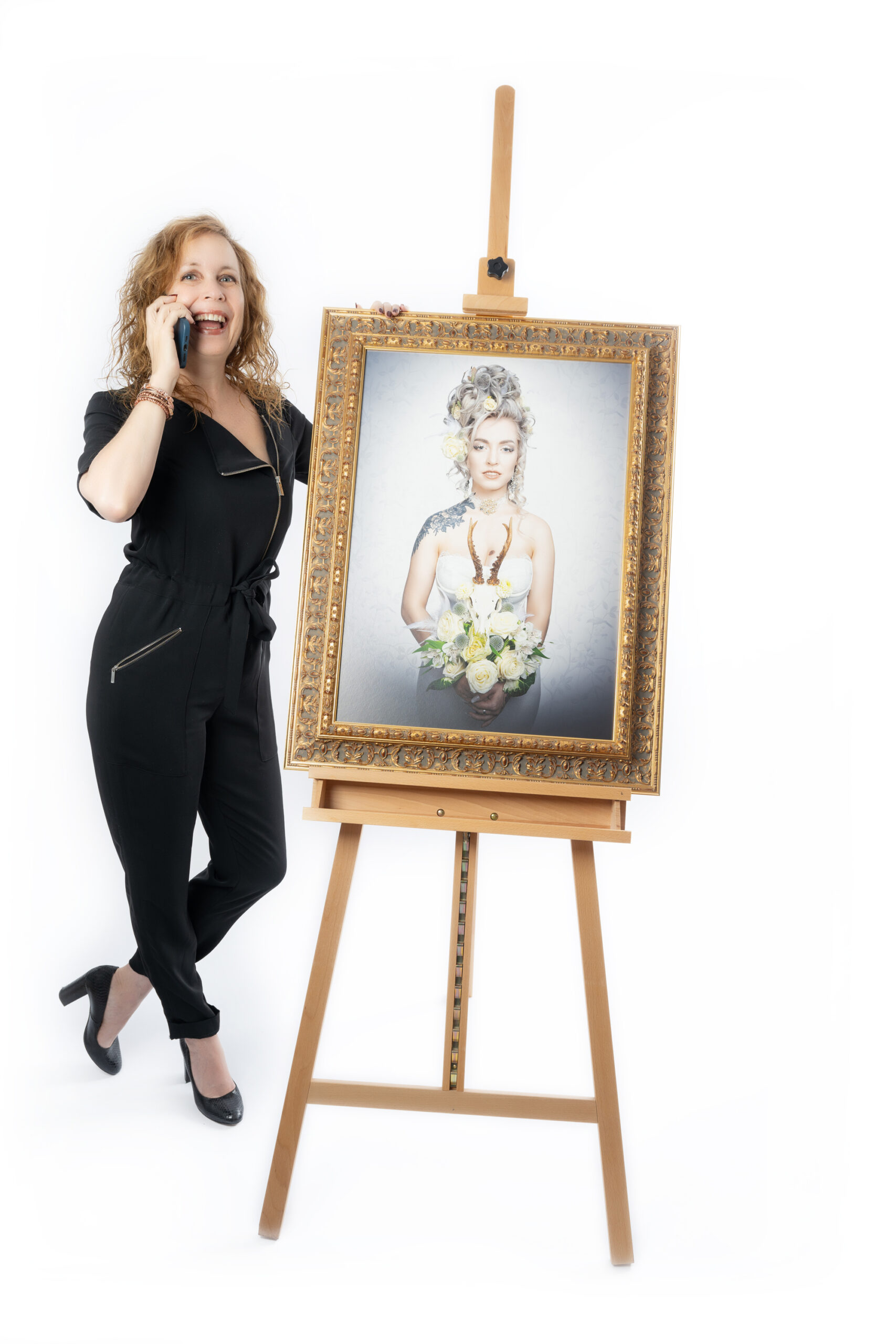 Die Fotografin Isabel Engelmann mit Ihrem Kunstwerk Albeda aus der Serie Jagdtrieb, beim telefonieren