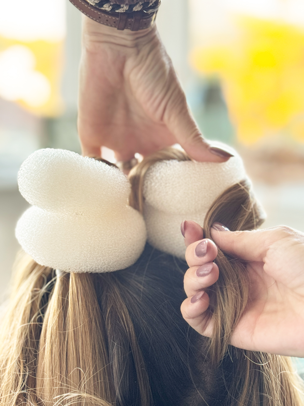 Haarstyling mit Donut Hair Bun und Haarnadeln beim Fotoshooting der Serie Jagdtrieb