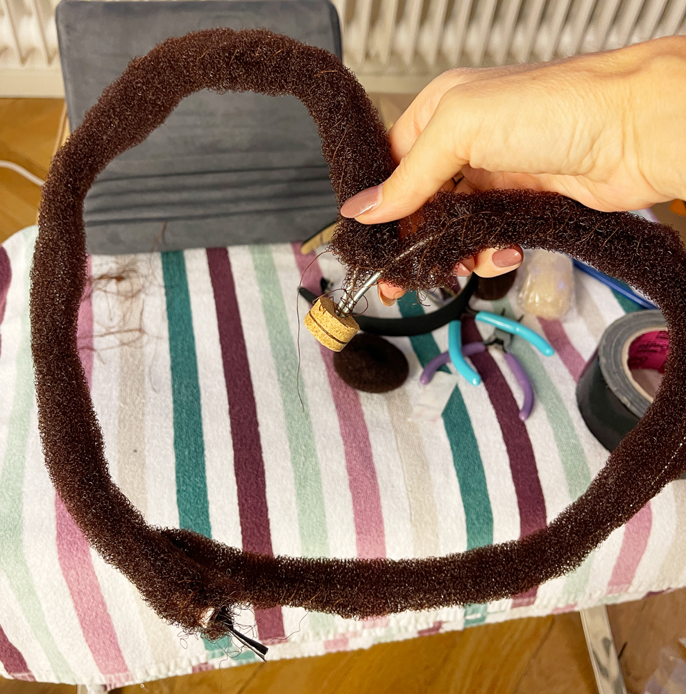 Unterbau für die Herzfrisur aus Draht und Haarnetz