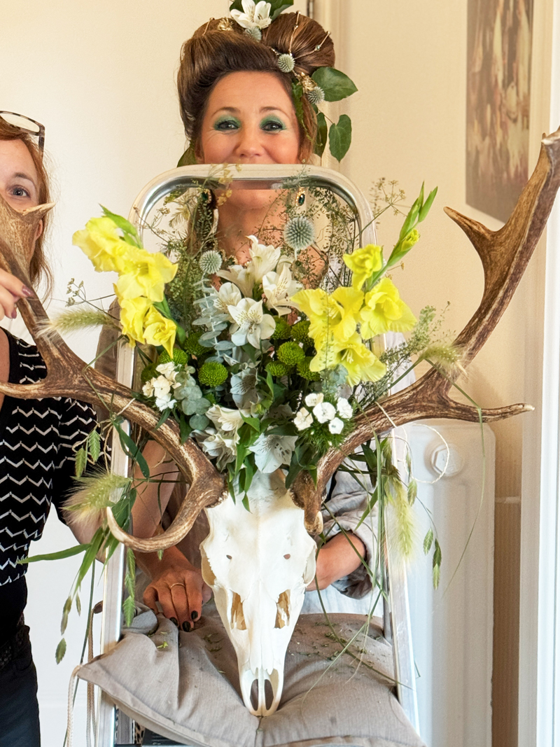 Blumengebinde mit Hirschgeweih für das FotoVeriditas der Serie Jagdtrieb