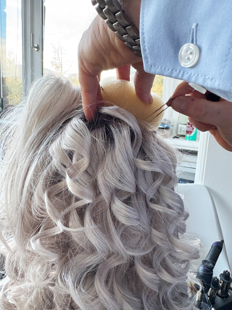 Haarnadeln zur Fixierung beim Fotoshooting Jagdtrieb