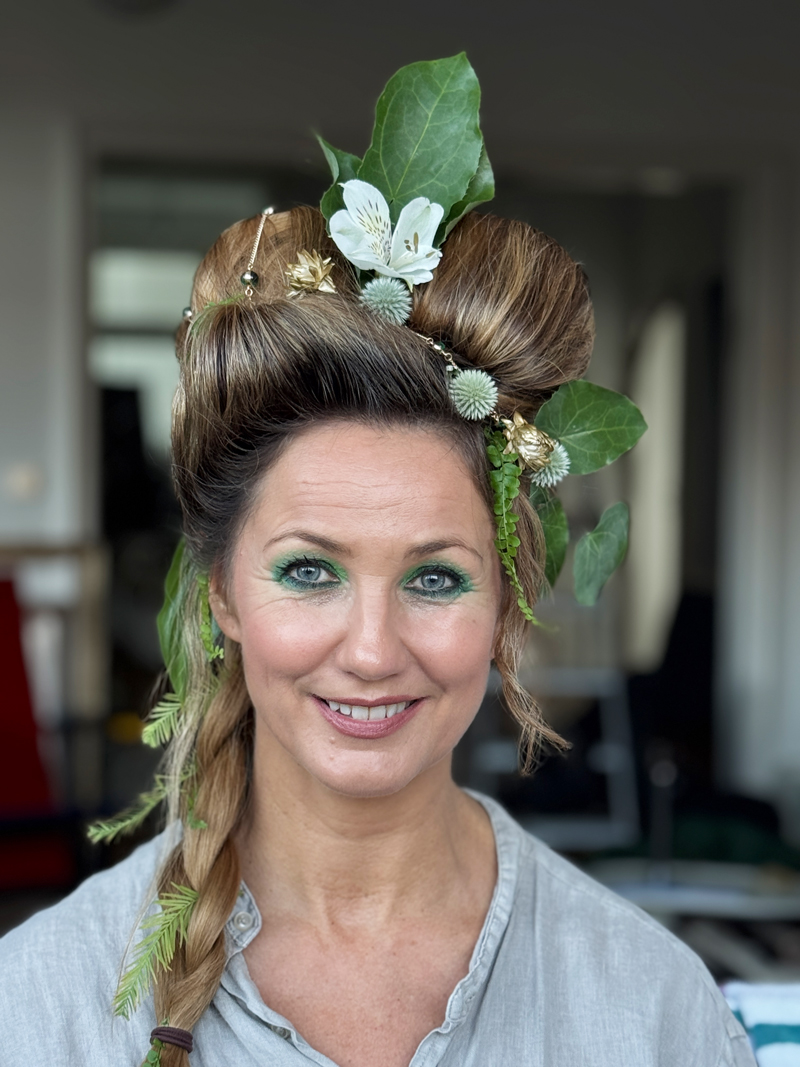 Fertiges Haarstyling der Veriditas der Serie Jagdtrieb, die Haarnadeln sind gut versteckt