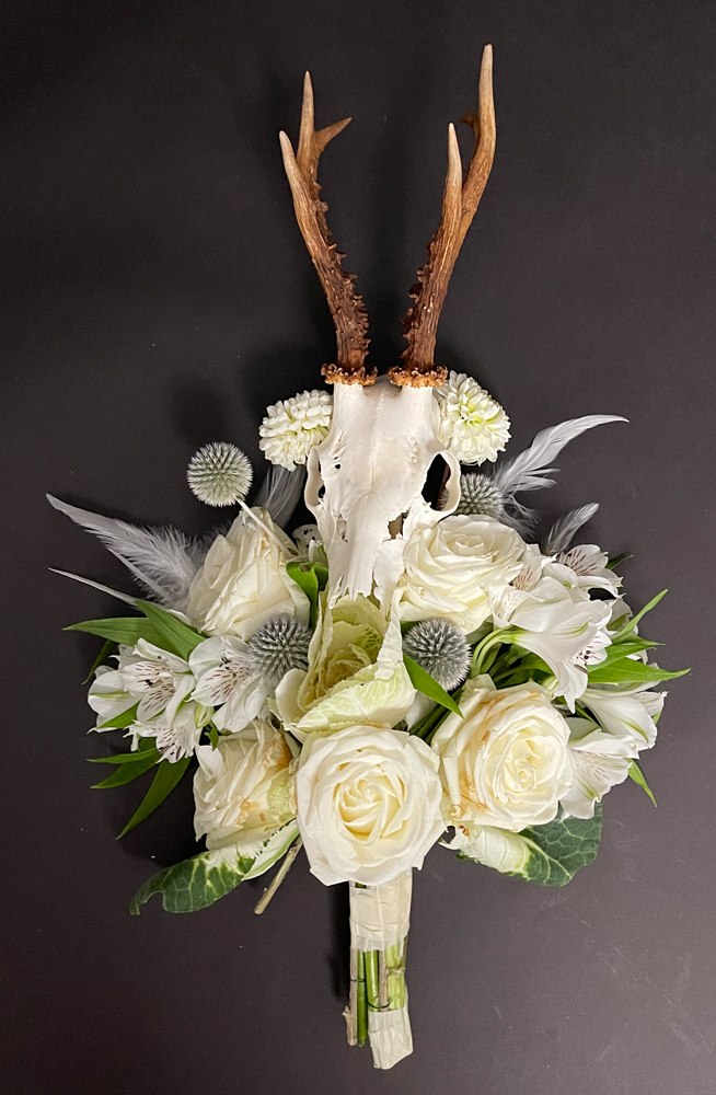 Blumengesteck mit Geweih für Albeda in Jagdtrieb