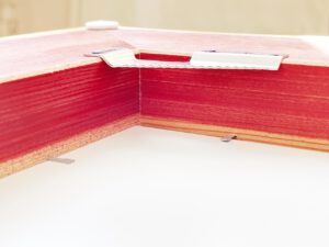 Detail Aufhängung des Goldrahmens der limitierten Edition Jagdtrieb der Künstlerin Isabel Engelmann