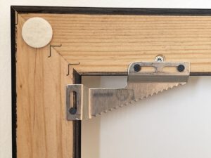 Detail Aufhängung des Schattenfugenrahmens der limitierten Edition Jagdtrieb der Künstlerin Isabel Engelmann