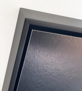 Detail des Schattenfugenrahmens der limitierten Serie Jagdtrieb der Fotokünstlerin Isabel Engelmann