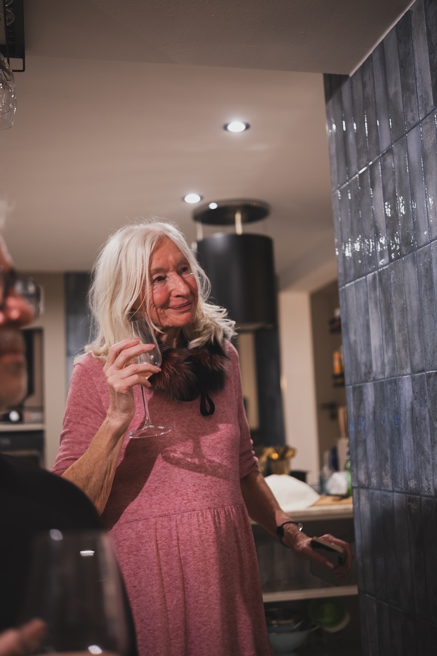 Eine Besucherin auf der Jagdtrieb Vernissage