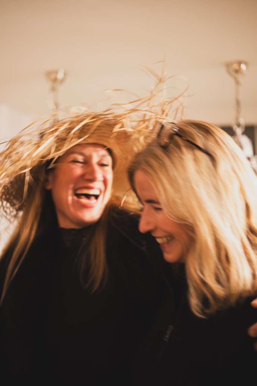 Beste Stimmung und Gelächter auf der Jagdtrieb Vernissage