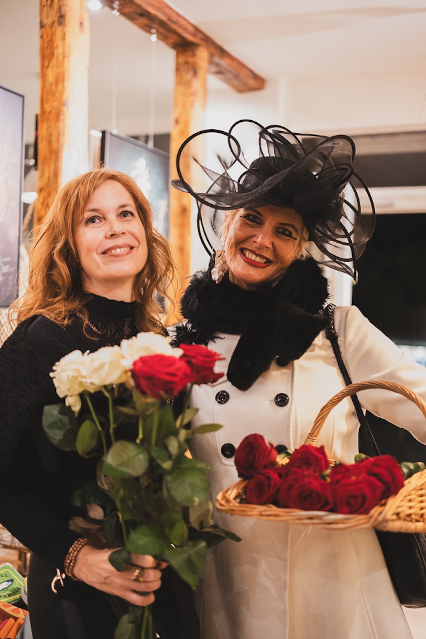 Die Rosenfrau mit der Künstlerin Isabel Engelmann auf der Vernissage Jagdtrieb