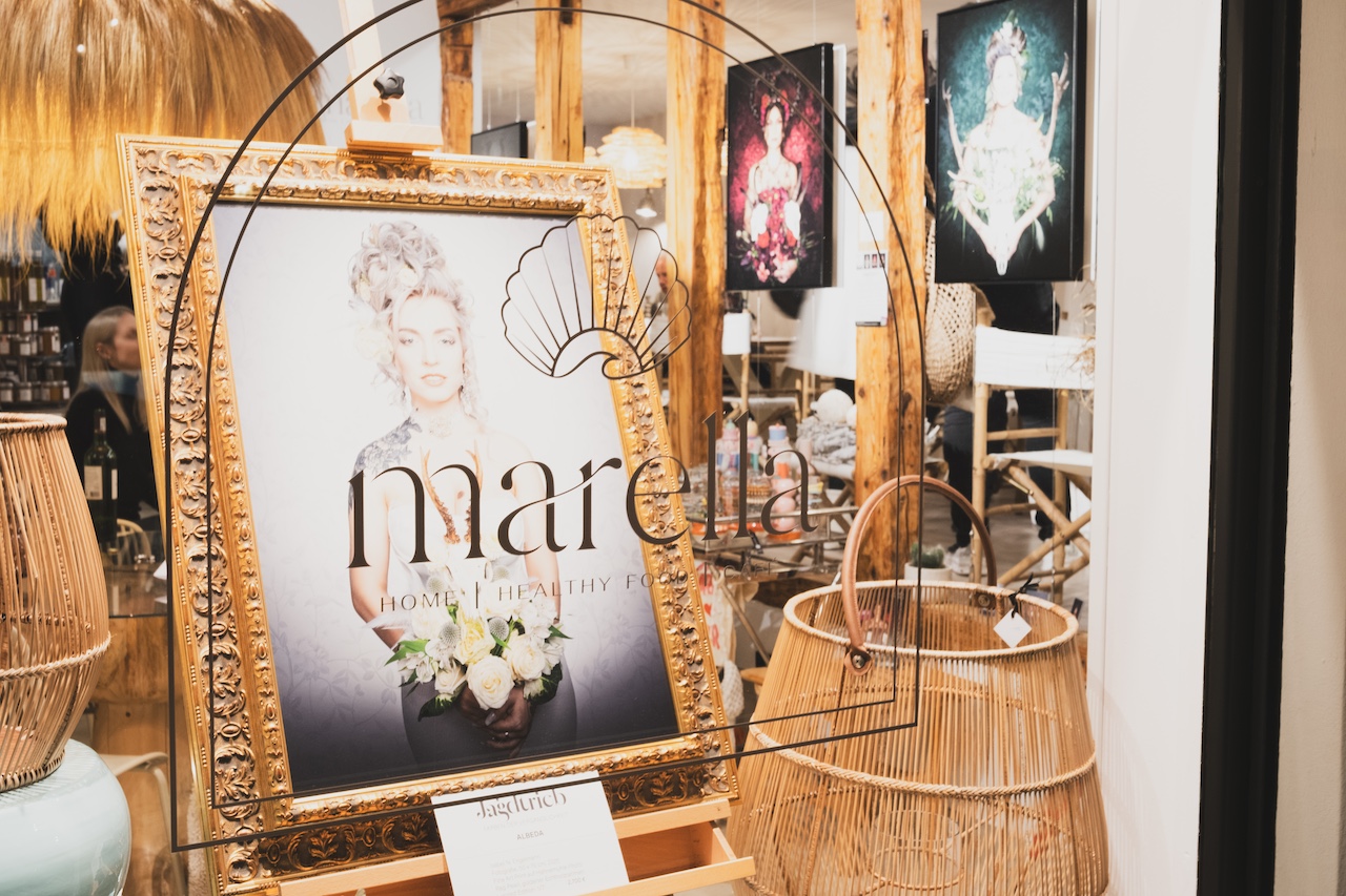 Blick ins Marella mit dem Werk Albeda der Serie Jagdtrieb