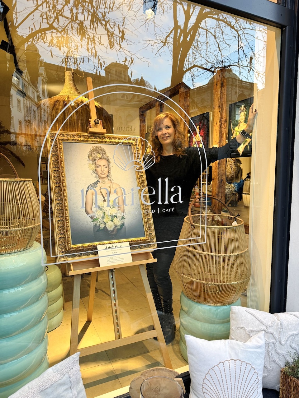 Kurz vor der Ausstellung: Die Fotografin Isabel Engelmann mit Ihrem Werk Albeda aus der Serie Jagdtrieb