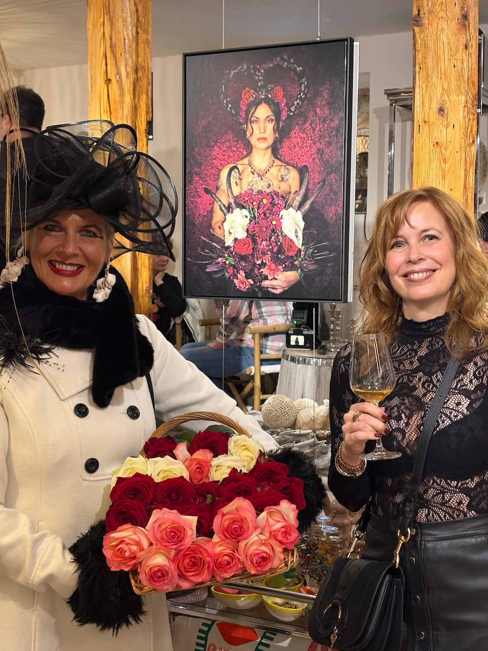 Die Rosenfrau mit der Fotografin Isabel Engelmann auf der Vernissage Jagdtrieb im Marella in Baden-Baden