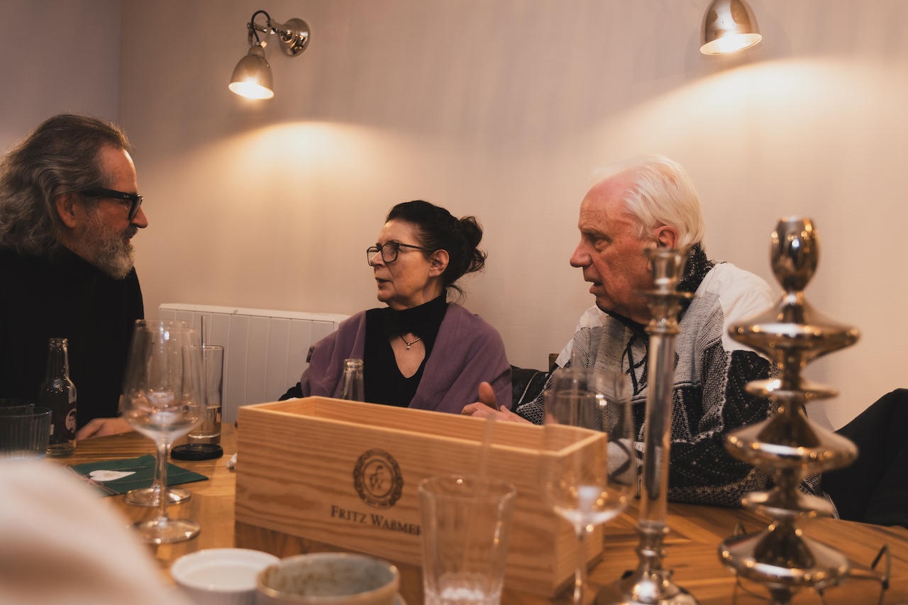 Beste Stimmung bei den Besuchern auf der Jagdtrieb Vernissage