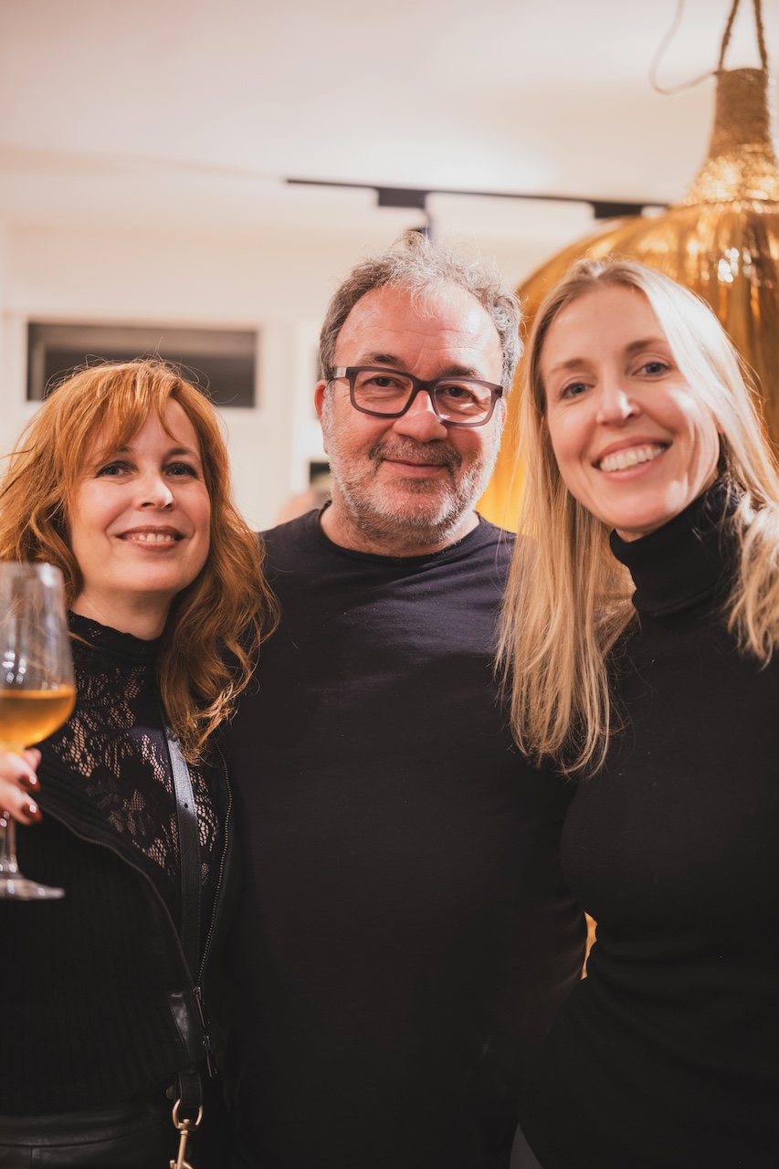 Fotografin Isabel Engelmann mit DJ Ruftop auf der Vernissage Jagdtrieb