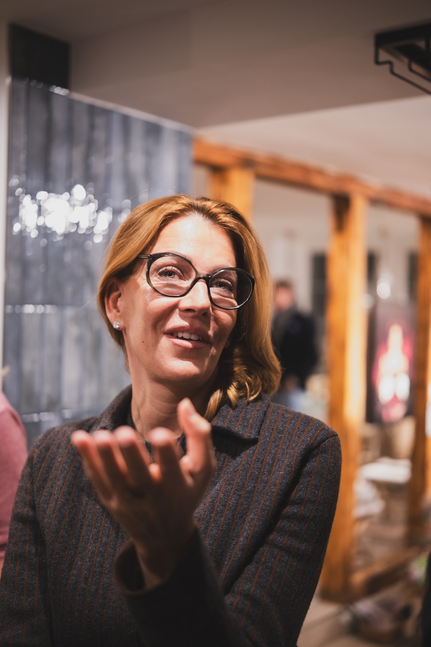 Eine Besucherin auf der Jagdtrieb Vernissage in Baden-Baden
