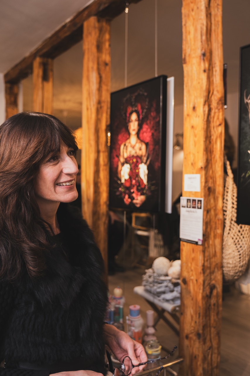 Die Galeristin Sonja Bell ist zu Besuch auf der Vernissage Jagdtrieb