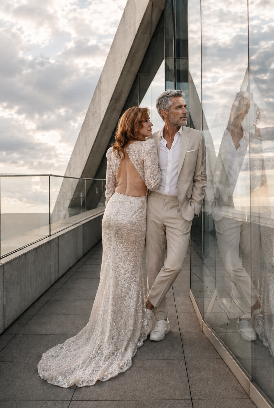 Brautpaar mit moderner Architektur beim After Wedding Fotoshooting mit Fotografin Isabel Engelmann